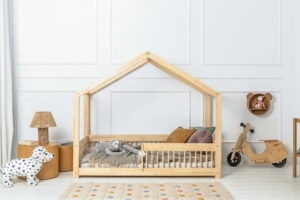 Domečková dětská postel z borovicového dřeva v přírodní barvě 70x160 cm Mila RMW – Adeko