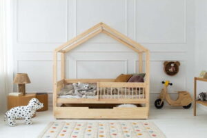 Domečková dětská postel z borovicového dřeva s úložným prostorem a výsuvným lůžkem v přírodní barvě 80x140 cm Mila RMW – Adeko